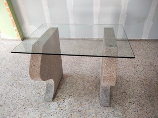 Mesa mostrador de piedra y cristal
