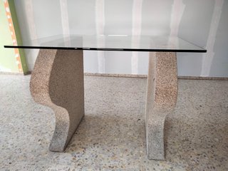 Mesa mostrador de piedra y cristal