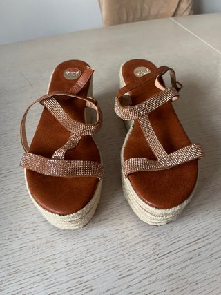Sandalias cuña marrones y doradas talla 40