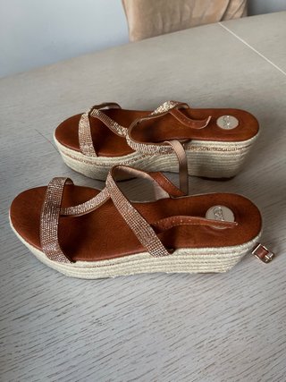 Sandalias cuña marrones y doradas talla 40