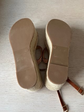Sandalias cuña marrones y doradas talla 40