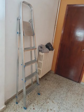Escalera de aluminio plegable