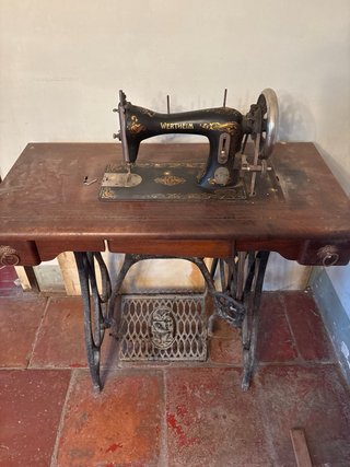 Máquina de coser antigua Wertheim