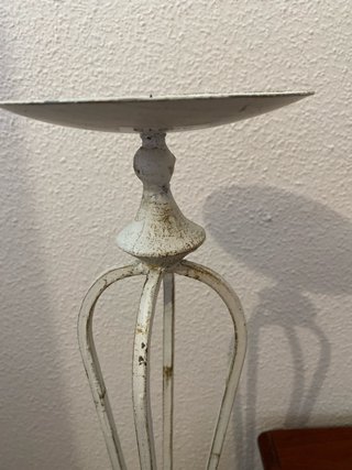 Candelabro alto de metal blanco