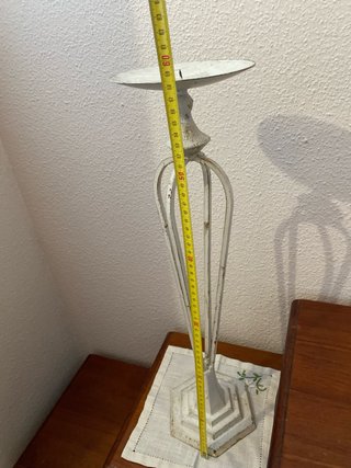 Candelabro alto de metal blanco