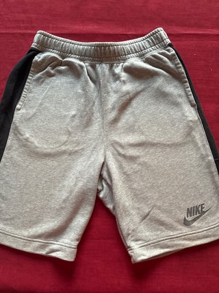 Pantalón corto Nike gris y negro Talla 158-170CM