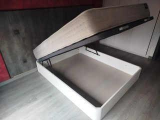 Letto con contenitore in tessuto e legno