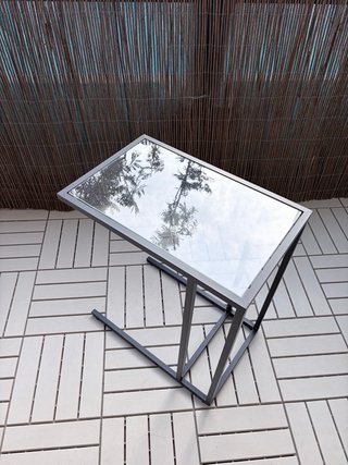 Mesa auxiliar Ikea VITTSJO cristal y metal
