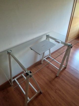 Mesa cristal templado con caballetes metal