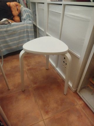 Banqueta blanca de madera.