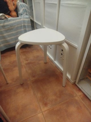 Banqueta blanca de madera.