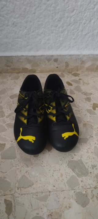 Botas de fútbol under armor y Puma
