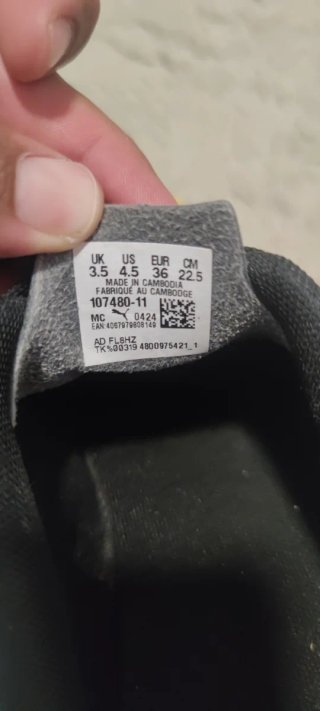 Botas de fútbol under armor y Puma