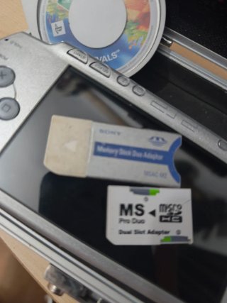 PSP 2004 Plata con Accesorios