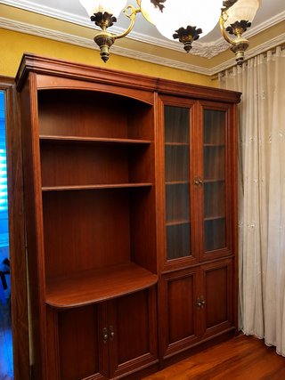 Armario de madera con puertas de cristal!