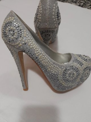 Zapatos de tacón plateados con pedrería