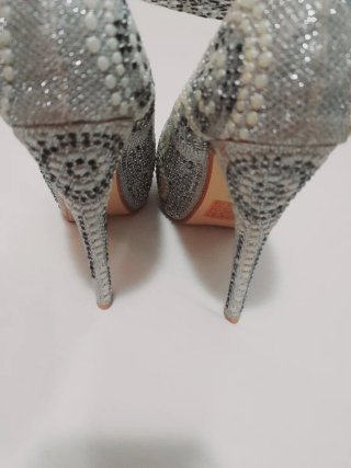 Zapatos de tacón plateados con pedrería