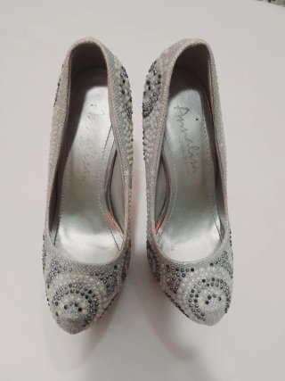 Zapatos de tacón plateados con pedrería