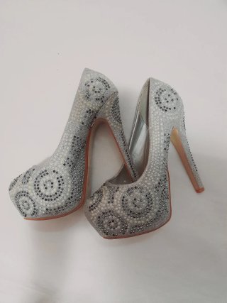 Zapatos de tacón plateados con pedrería
