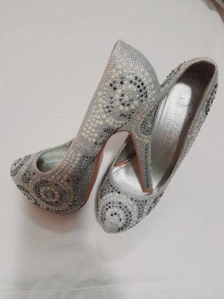 Zapatos de tacón plateados con pedrería