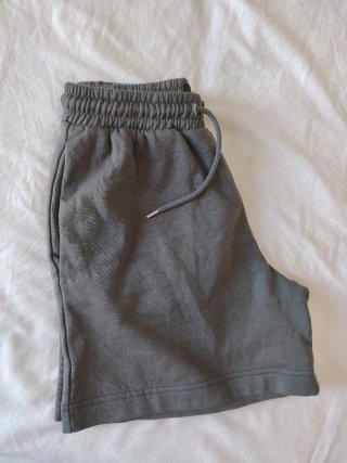 Bermudas vaqueras y pantalón corto verde