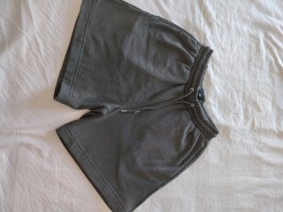 Bermudas vaqueras y pantalón corto verde