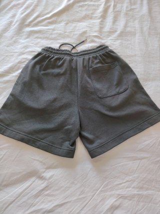 Bermudas vaqueras y pantalón corto verde