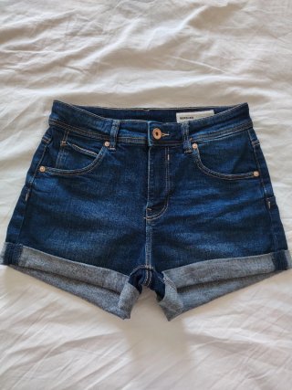 Bermudas vaqueras y pantalón corto verde