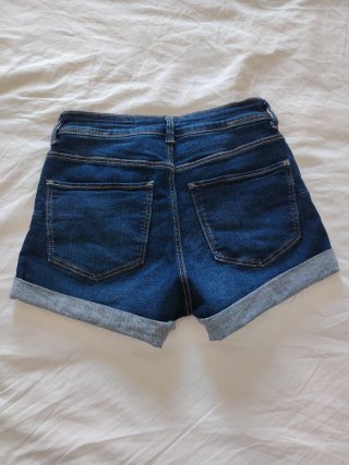 Bermudas vaqueras y pantalón corto verde