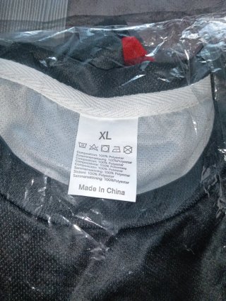 Camiseta deportiva hombre negra y roja