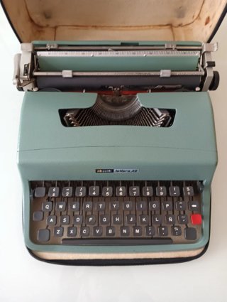 Máquina de escribir Olivetti Lettera 32 con funda