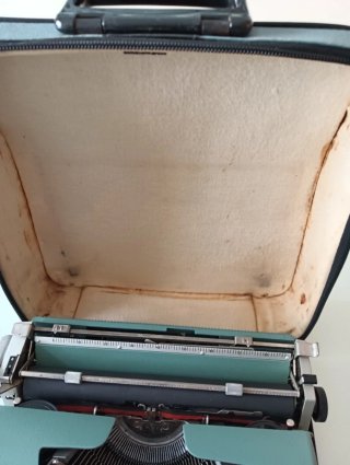 Máquina de escribir Olivetti Lettera 32 con funda