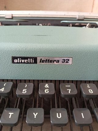 Máquina de escribir Olivetti Lettera 32 con funda