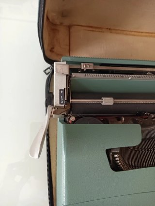Máquina de escribir Olivetti Lettera 32 con funda