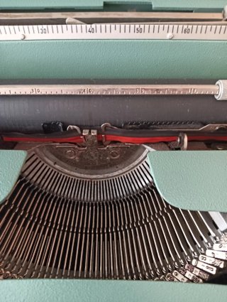 Máquina de escribir Olivetti Lettera 32 con funda
