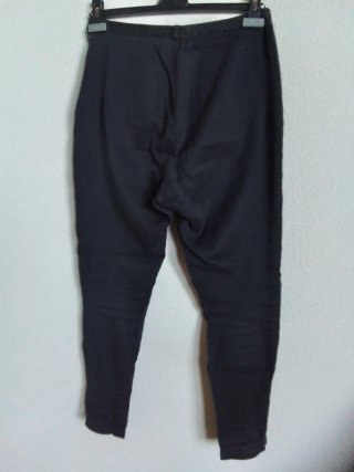 Pantalón "Erre Uve Dos" negro, versátil, cómodo.
