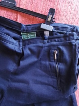 Pantalón "Erre Uve Dos" negro, versátil, cómodo.