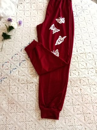 Pantalón de chándal rojo con mariposas T L