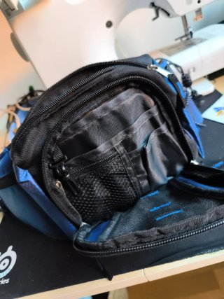 Riñonera deportiva negra y azul