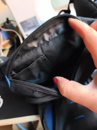 Riñonera deportiva negra y azul
