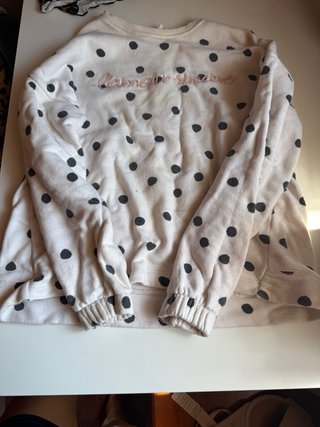 Sudadera de puntos negra y blanca
