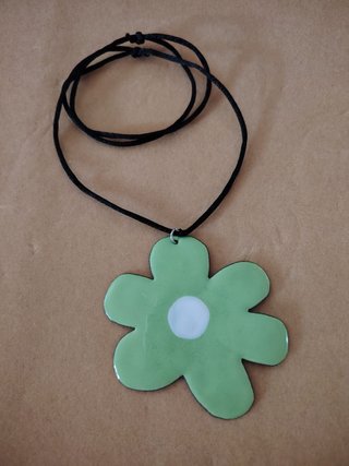 Collar artesanal flor verde y blanco