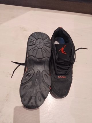 ZAPATILLAS (BAMBAS) deportivas negras y rojas