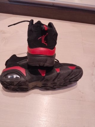 ZAPATILLAS (BAMBAS) deportivas negras y rojas
