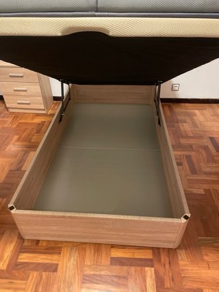 Colchón y canapé de madera y tela