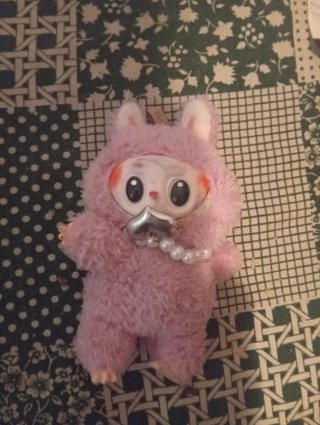 Peluche Labubu rosa con collar