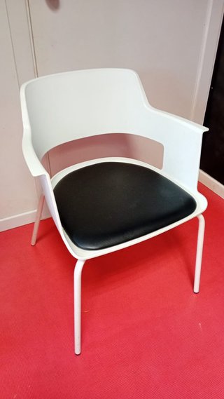 Sillas de recepción blancas y negras