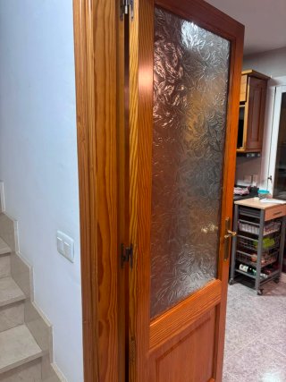 Puerta madera maciza con cristal hojas