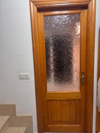 Puerta madera maciza con cristal hojas