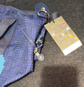 Bolso Kipling azul con estampado Pac-Man